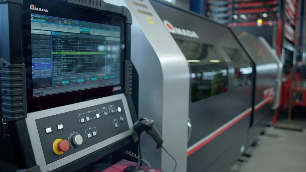 Ansicht Display einer Faserlaser-Schneidanlage bei JORDAN in der Produktionshalle von der Marke AMADA