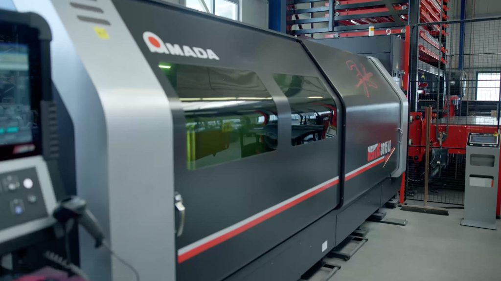 Ansicht einer Maschine zum Laserschneiden in der Firma JORDAN, Gerät der Marke AMADA