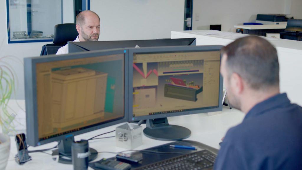 Mitarbeiter aus der Planung und Konstruktion der Firma JORDAN am PC im Büro