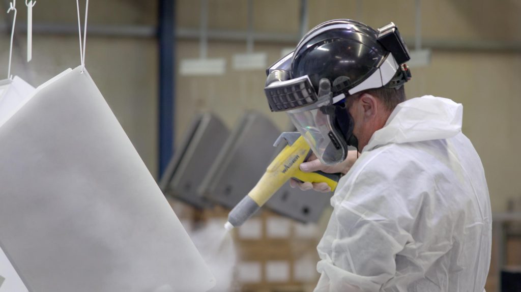 Mitarbeiter von JORDAN beim Pulverbeschichten