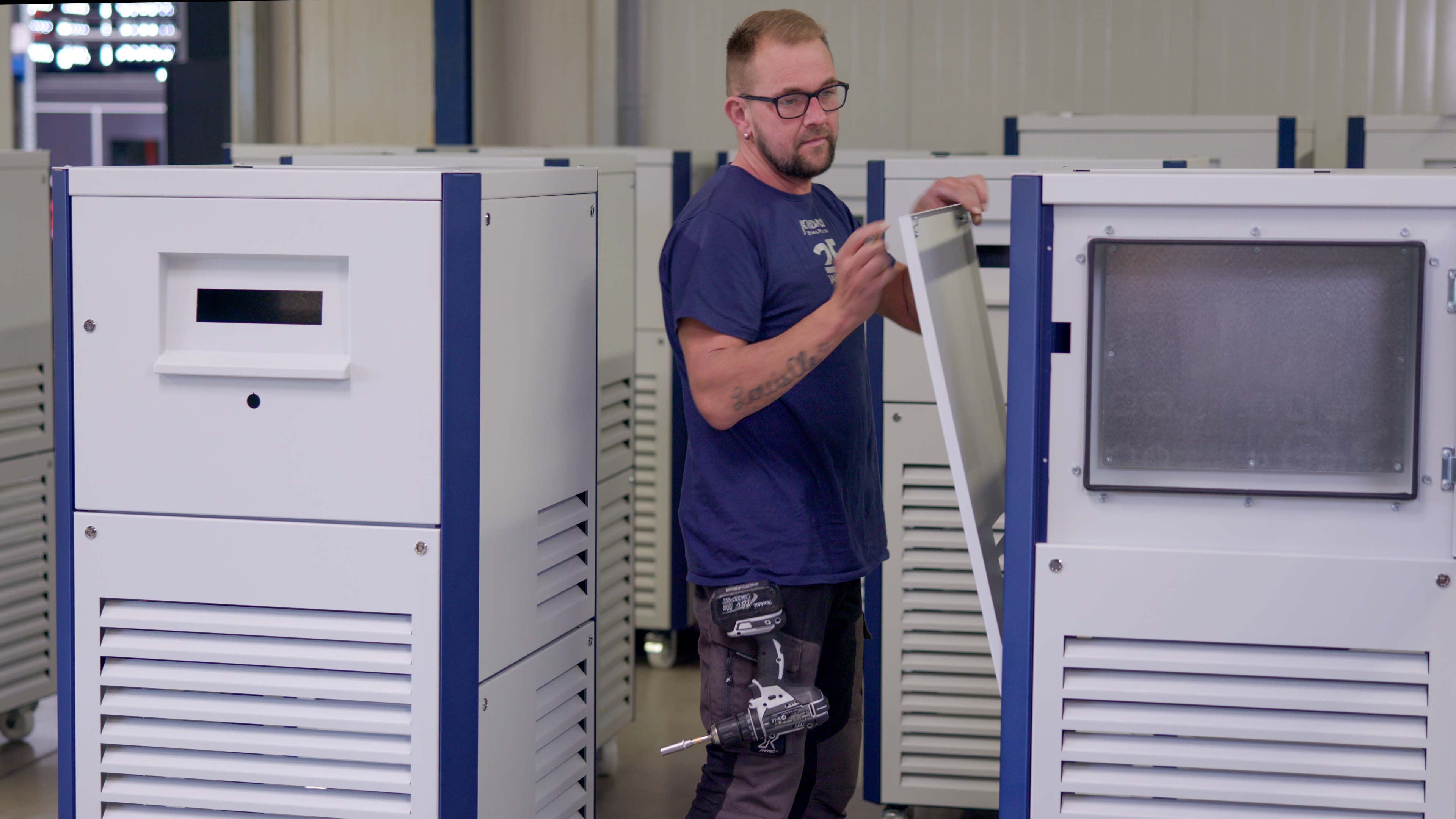 Mitarbeiter bei JORDAN in der Produktionshalle, er montiert Teile aus Blech