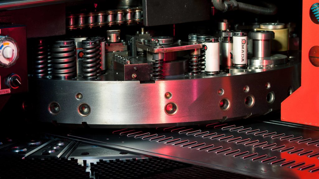 Detailaufnahme des Stanzprozesses bei JORDAN